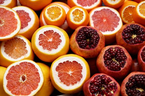 Grapefruit and orange slices, photo credit unsplash-israel egio