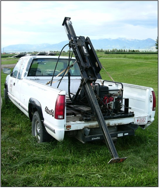 FIGURE 2. Soil sampling vehicle-mounted hydraulic probe