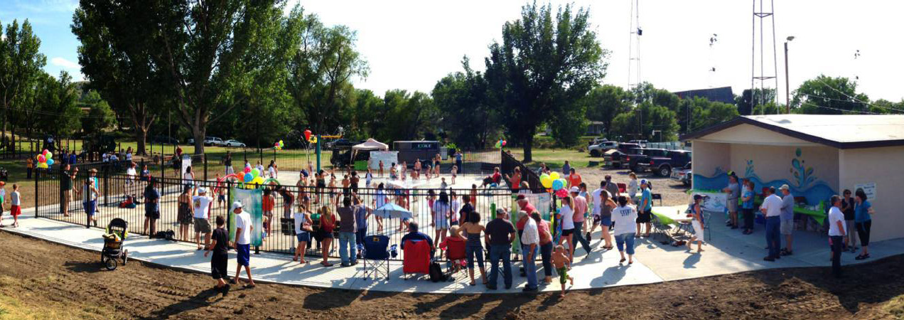 A large group of parents and children enjoying the water at the Glendive splash park